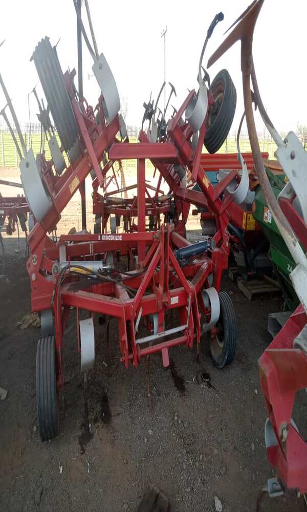 Fixing cylinders on farm equipment